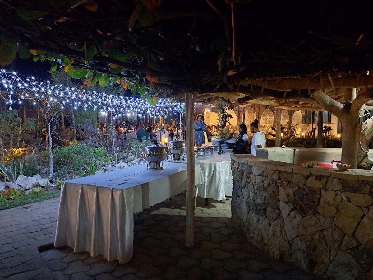 Aux 2 Metis Hotell Toliara Exteriör bild