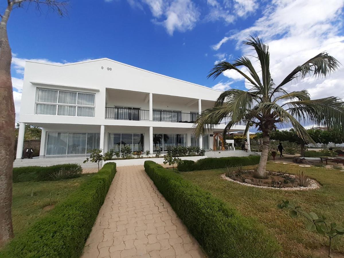 Aux 2 Metis Hotell Toliara Exteriör bild